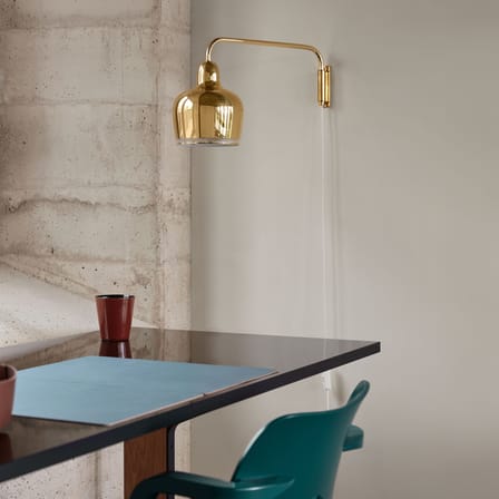 Applique avec prise Golden Bell A330S métal or / Alvar Aalto, 1937 - Bras pivotant - ARTEK