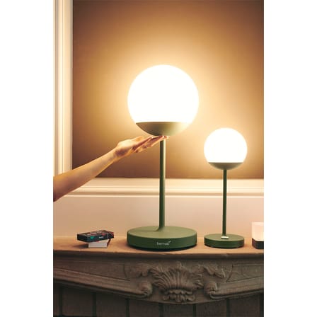 Kabellose, wiederaufladbare Außenlampe Mooon! LED metall plastikmaterial schwarz / Kugel aus Plastik - H 41 cm - USB - Fermob