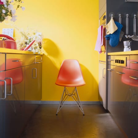 Chaise RE DSR - Eames Plastic Side Chair plastique jaune / (1950) - Pieds chromés / Recyclé - Vitra