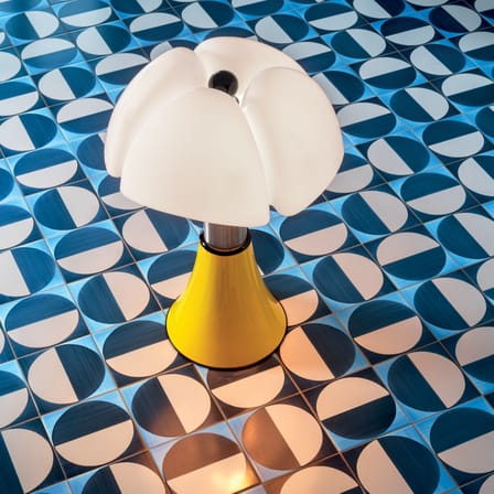 Lampe de table Pipistrello Pop LED jaune / H 66 à 86 cm - Gae Aulenti, 1965 - Martinelli Luce