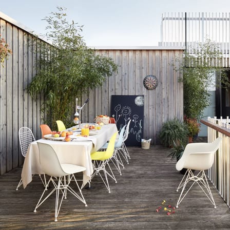 RE DAR - Eames Plastic Armchair Armchair plastic material blue / (1950) - White legs / Recycled - Vitra