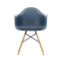 Poltrona RE DAW - Eames Plastic Armchair materiale plastico blu / (1950) - Gambe legno chiaro - Seduta imbottita / Riciclata - Vitra