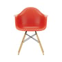 Poltrona RE DAW - Eames Plastic Armchair materiale plastico rosso / (1950) - Gambe legno chiaro / Riciclata - Vitra