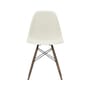 Sedia RE DSW - Eames Plastic Side Chair materiale plastico grigio / (1950) - Gambe legno scuro / Riciclata - Vitra