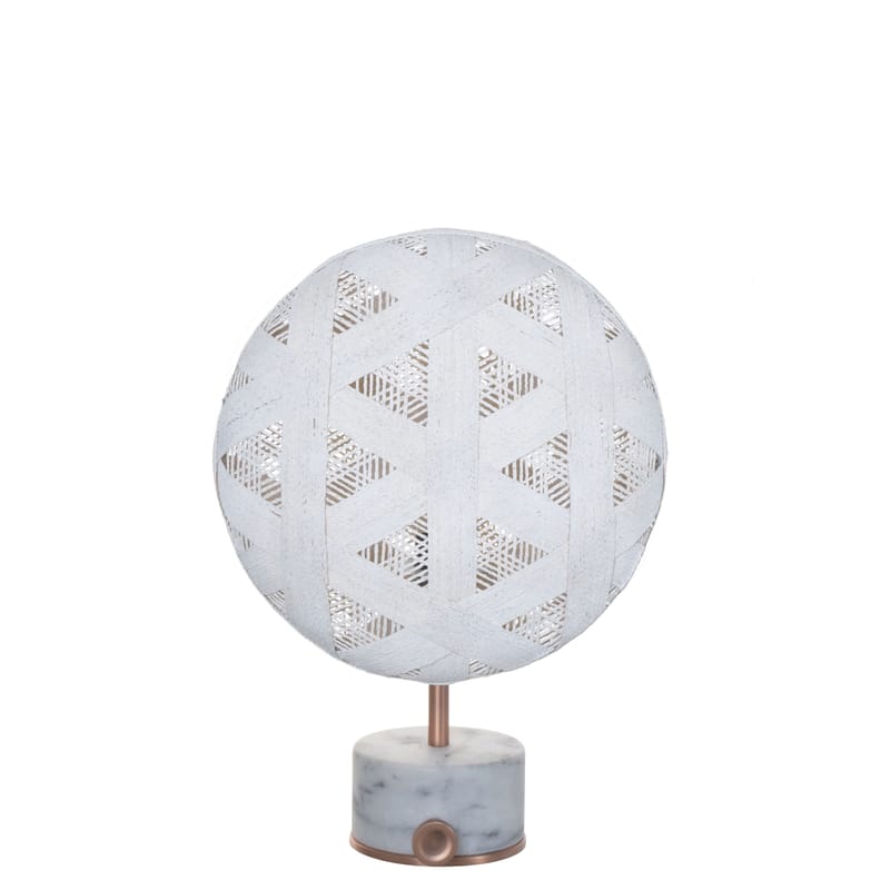 Luminaire - Lampes de table - Lampe de table Chanpen Hexagon tissu pierre blanc / Ø 26 cm - Motifs triangles - Forestier - Blanc / Cuivre - Abaca tissé, Marbre, Métal