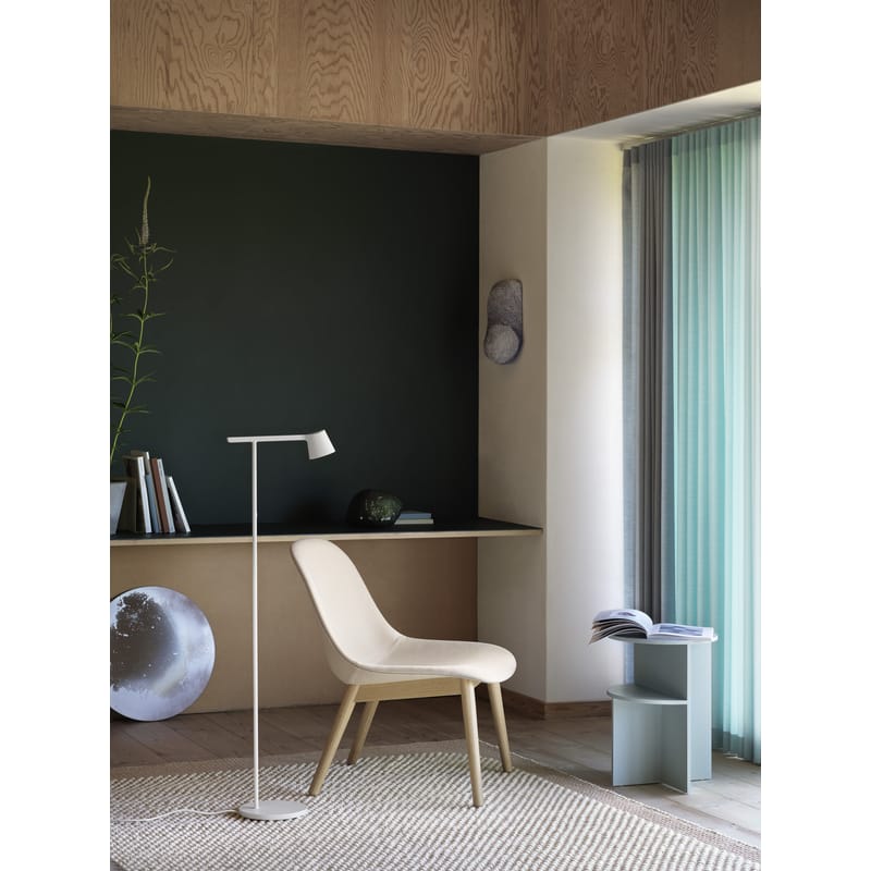 Tip shop floor lamp
