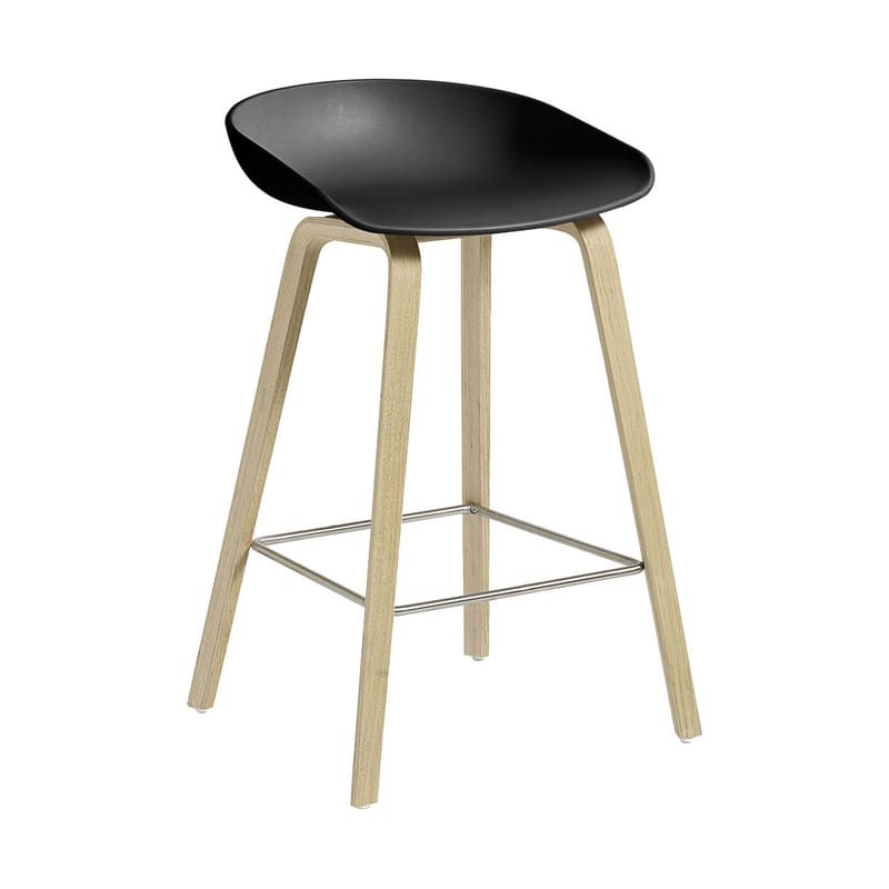 Mobilier - Tabourets de bar - Tabouret de bar About a stool AAS 32 LOW plastique noir / H 65 cm - Recyclé - Hay - Noir / Chêne savonné - Chêne savonné, Polypropylène recyclé