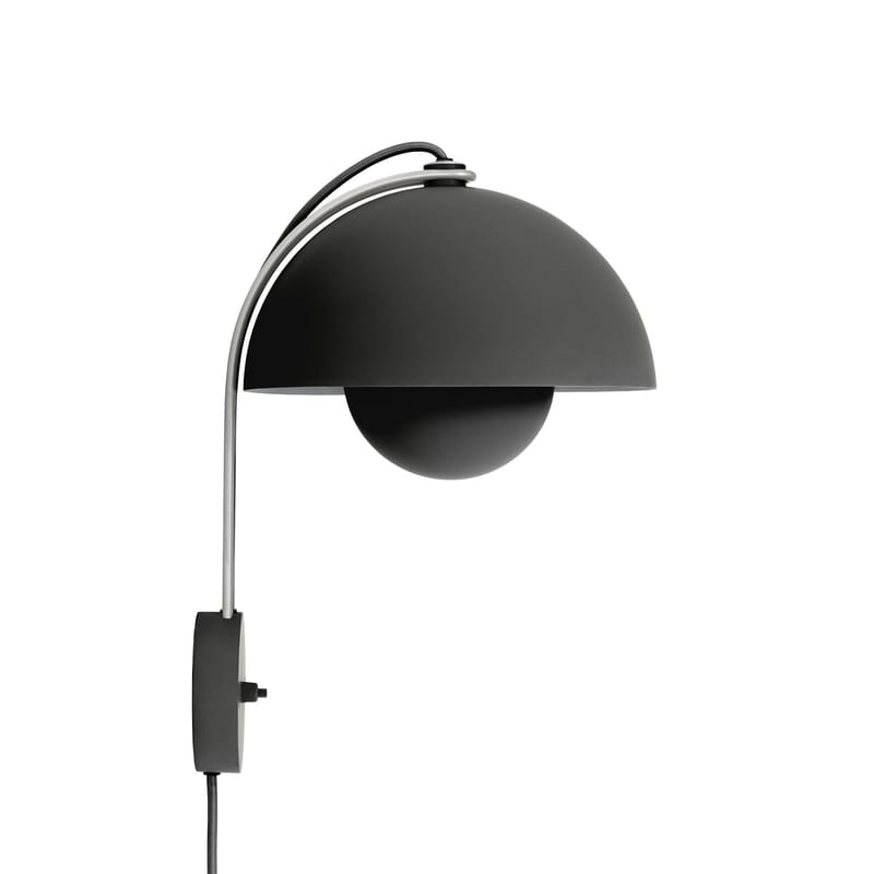 Luminaire - Appliques - Applique avec prise Flowerpot VP8 métal noir / By Verner Panton, 1968 - Exclusivité - &tradition - Noir mat - Aluminium laqué