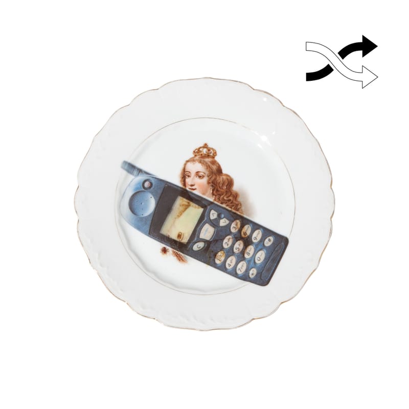 Table et cuisine - Assiettes - Assiette 04,91_Tableware céramique multicolore / Téléphone - Chinée et sérigraphiée / Pièce unique - MARION MAILAENDER - Téléphone (modèle aléatoire) - Porcelaine