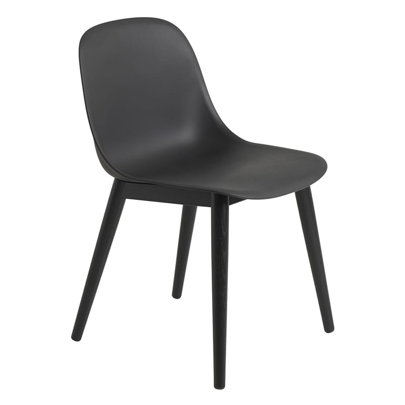 Mobilier - Chaises, fauteuils de salle à manger - Chaise Fiber plastique noir / Pieds bois - Plastique recyclé - Muuto - Noir / Pieds noirs - Frêne massif peint, Plastique recyclé