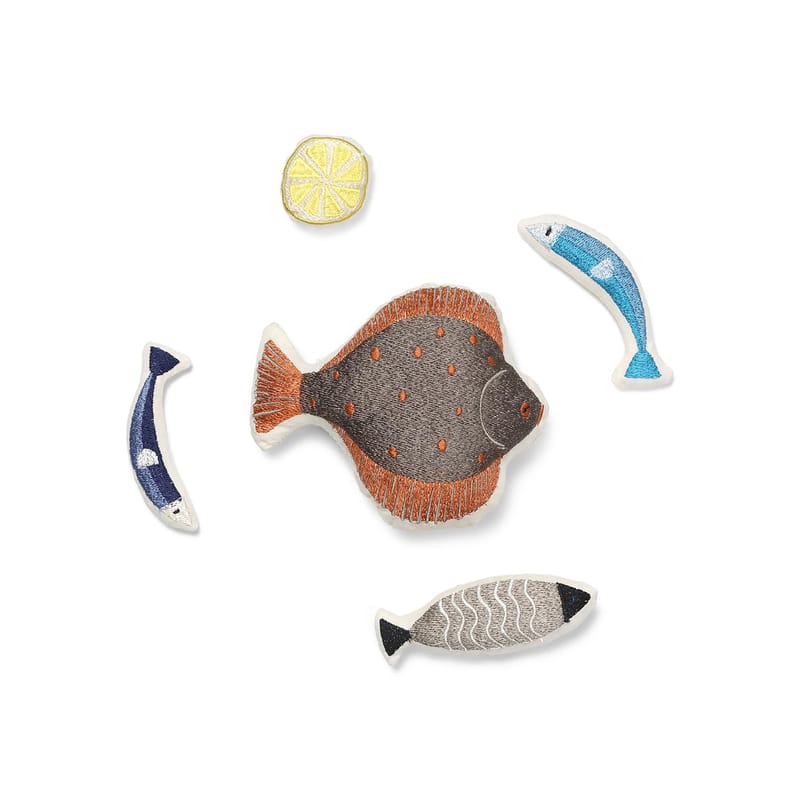 Décoration - Pour les enfants - Peluche Embroidered Fish tissu multicolore / 5 peluches brodées dans sac coton - Ferm Living - Poissons - Coton biologique, Polyester recyclé