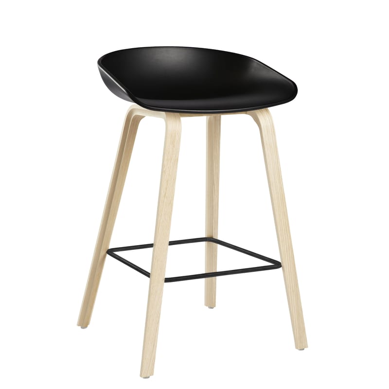 Mobilier - Tabourets de bar - Tabouret de bar About a stool AAS 32 plastique bois noir / H 65 cm - Hay - Noir / Chêne savonné / Repose-pieds noir - Chêne savonné, Polypropylène