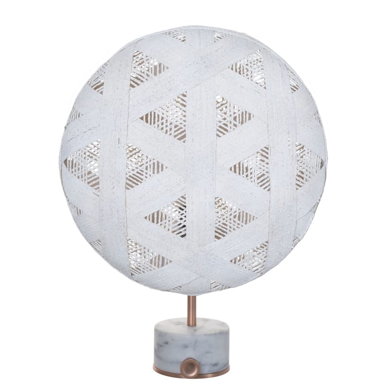 Luminaire - Lampes de table - Lampe de table Chanpen Hexagon tissu pierre blanc / Ø 36 cm - Motifs triangles - Forestier - Blanc / Cuivre - Abaca tissé, Marbre, Métal
