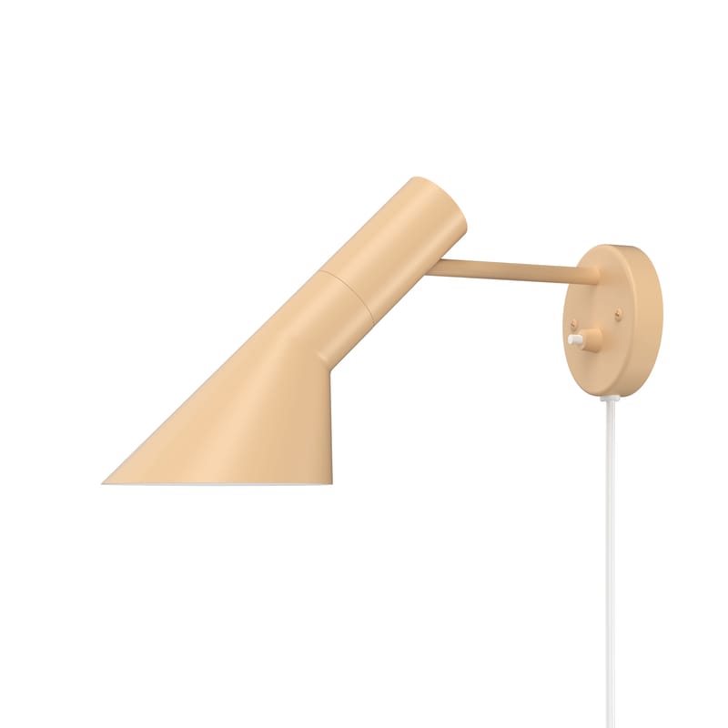 Luminaire - Appliques - Applique avec prise AJ métal beige / Orientable - Arne Jacobsen, 1957 - Louis Poulsen - Sable chaud - Acier