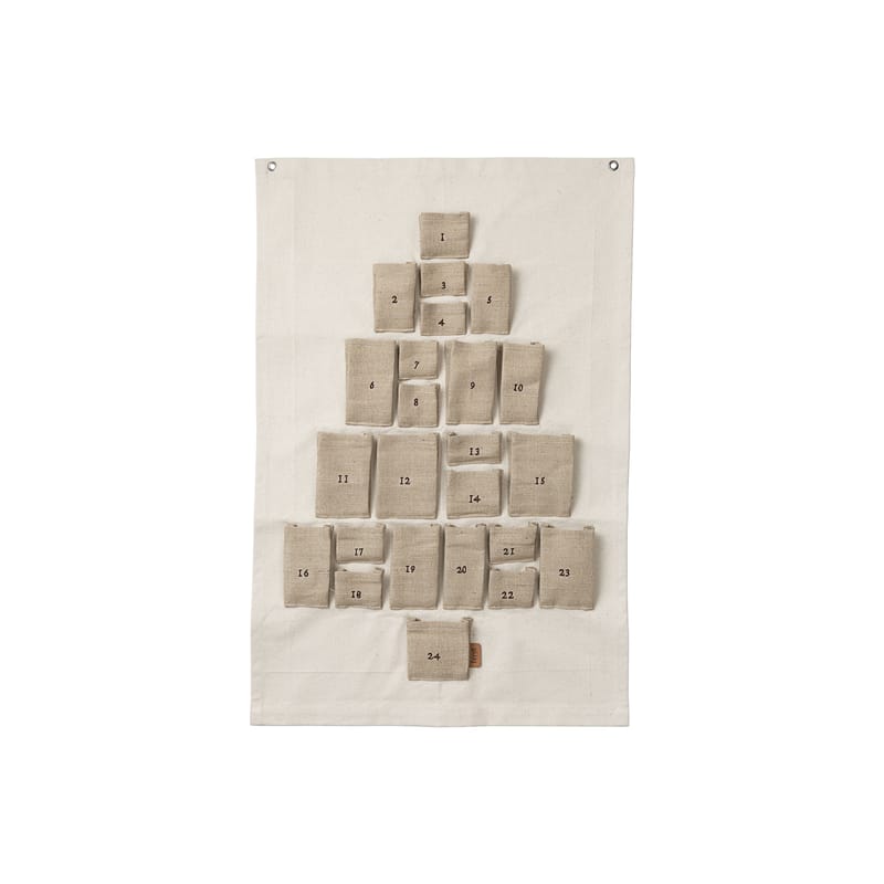 Décoration - Pour les enfants - Calendrier de l\'avent Pine Mini tissu beige / 24 pochettes tissu numérotées - L 50 x H 69 cm - Ferm Living - 50 x 69 cm / Naturel - Coton, Coton organique, Jute