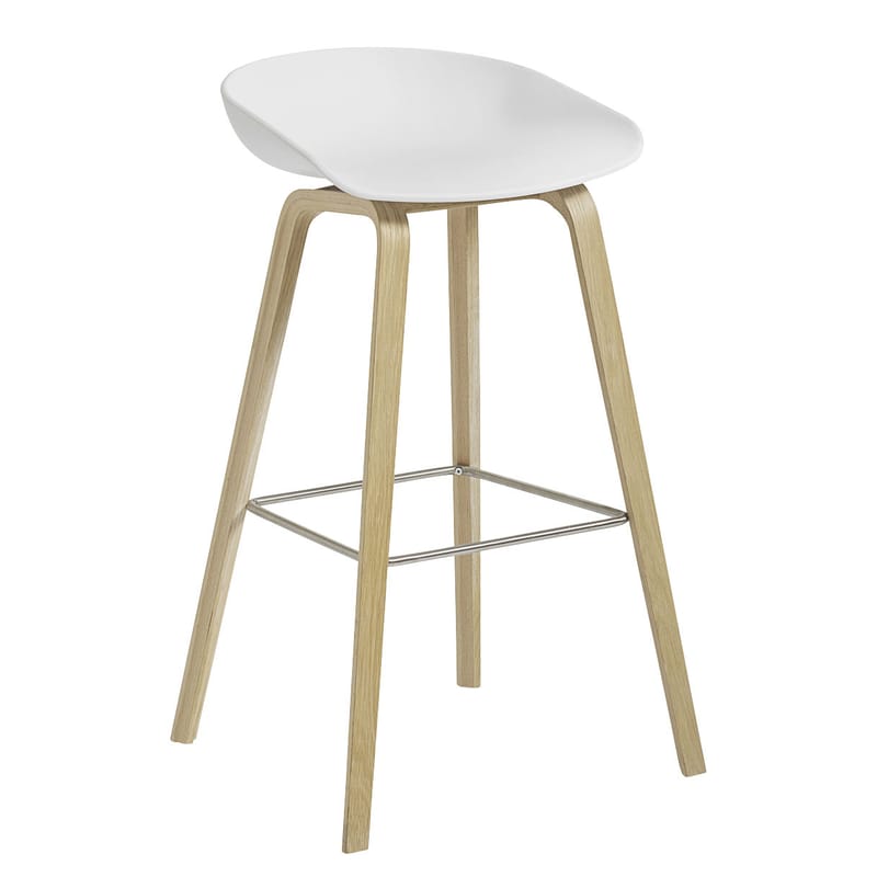 Mobilier - Tabourets de bar - Tabouret de bar About a stool AAS 32 plastique bois blanc / H 65 cm - Hay - Blanc / Chêne verni mat / Repose-pieds acier - Chêne verni mat, Polypropylène