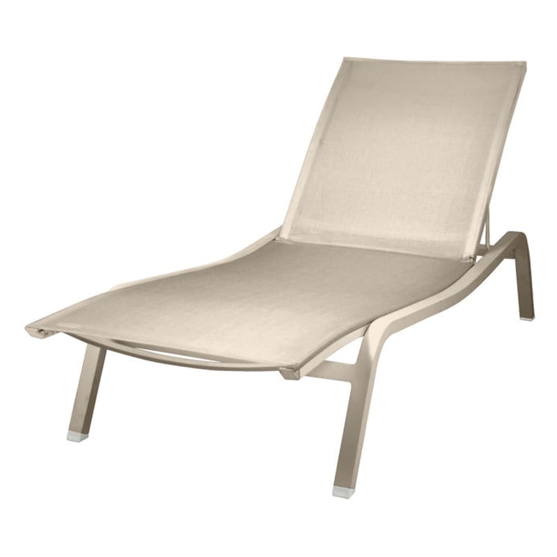 Outdoor - Sonnenliegen, Liegestühle und Hängematten - Schrägstellbarer, stapelbarer Liegestuhl Alizé XS metall beige B 72 cm / 2 verschiedene Positionen - Fermob - Muskat - lackiertes Aluminium, Polyester-Gewebe