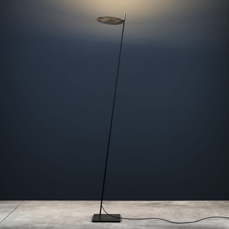Luminaire - Lampadaires - Lampadaire Lederam F0   / LED - H 190 cm - Catellani & Smith - Disque laiton / Tige noire / base noire - Laiton massif, Métal peint