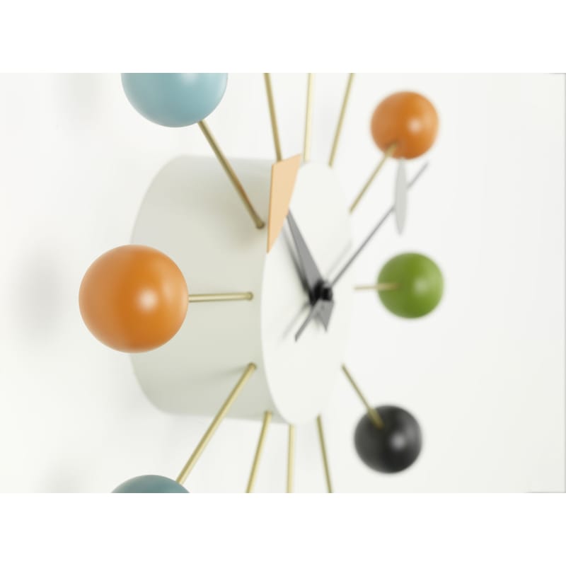 Wanduhr Ball Clock von Vitra bunt Made In Design