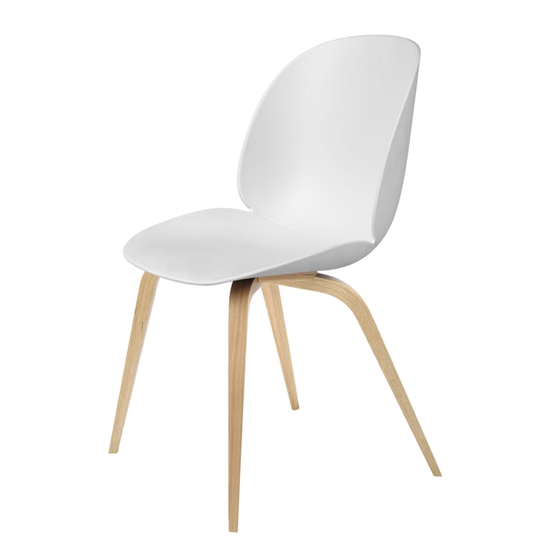 Möbel - Stühle  - Stuhl Beetle plastikmaterial weiß / Gamfratesi - Stuhlbeine Eiche - Gubi - Weiß / Stuhlbeine Eiche natur - massive Eiche, Polypropylen