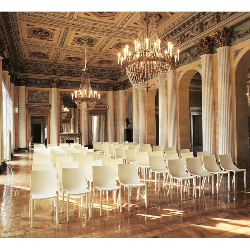 Trend store plastic chairs