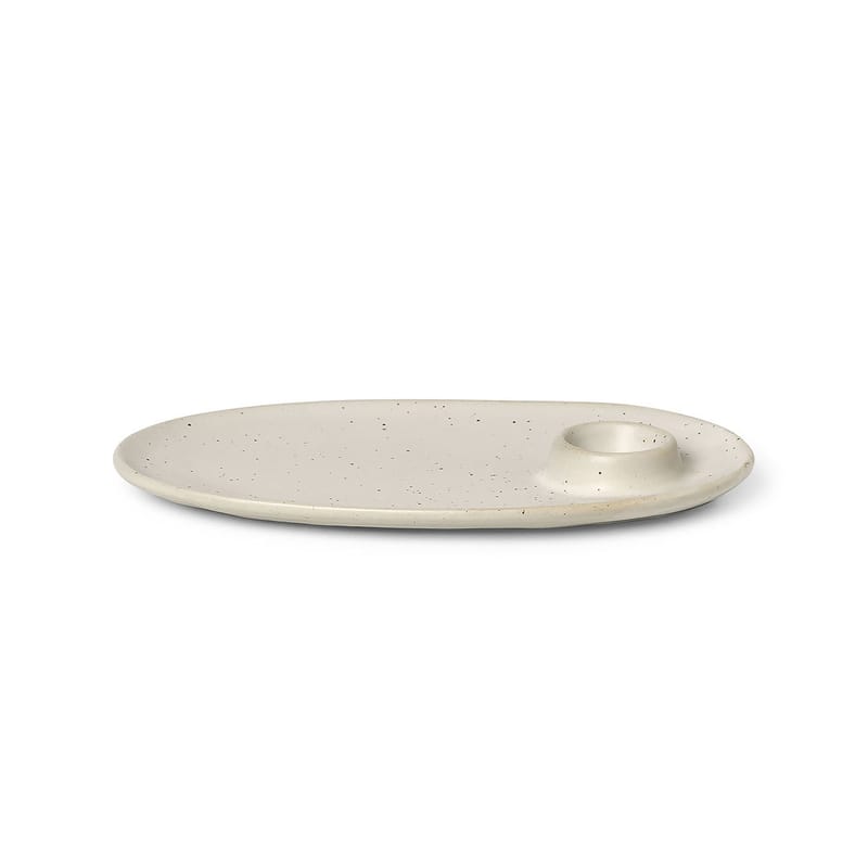 Table et cuisine - Assiettes - Coquetier Flow céramique blanc / Avec coquetier intégré - 23 x 14 cm - Ferm Living - Blanc cassé moucheté - Porcelaine émaillée