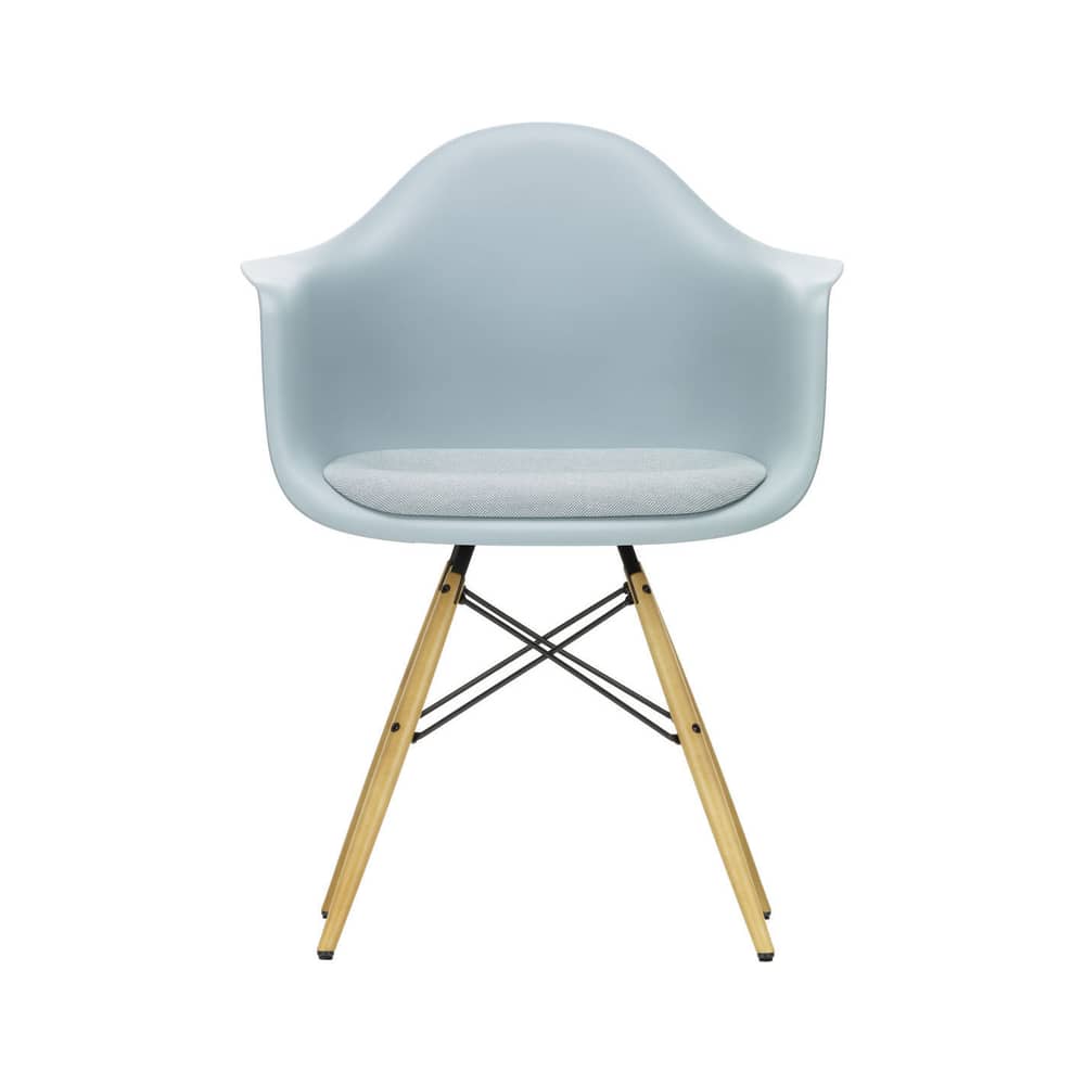Poltrona RE DAW - Eames Plastic Armchair materiale plastico blu / (1950) - Gambe legno chiaro - Seduta imbottita / Riciclata - Vitra - Cuscino grigio blu / blu ghiaccio / acero giallo - Acero massiccio, Espanso, Plastica riciclata post-consumo, Tessuto Hopsak