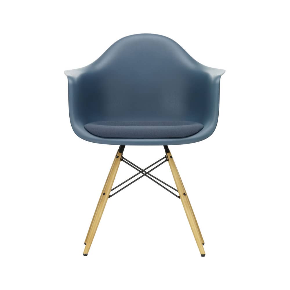 Fauteuil RE DAW - Eames Plastic Armchair / (1950) - Pieds bois clair - Assise rembourrée / Recyclé - Vitra - Bleu de mer / Coussin bleu de mer / érable nuance jaune - Érable massif, Mousse, Plastique recyclé post-consommation, Tissu Hopsak