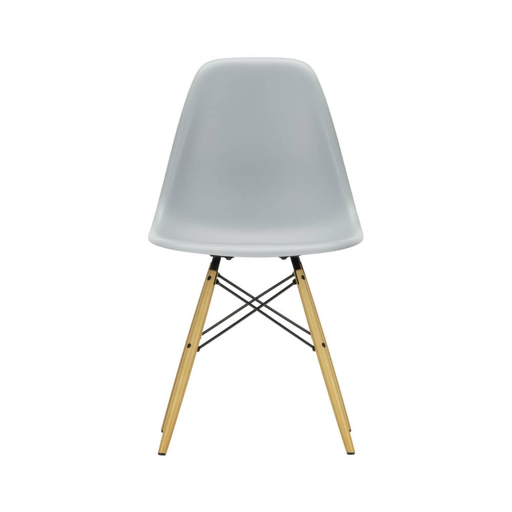 Chaise RE DSW - Eames Plastic Side Chair plastique gris / (1950) - Pieds bois clair / Recyclé - Vitra - Gris clair / érable nuance jaune - Érable massif, Plastique recyclé post-consommation