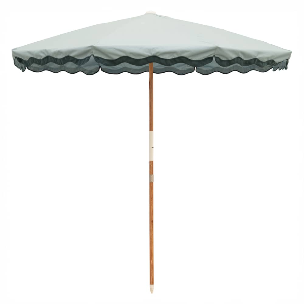 Sonnenschirm The Amalfi Riviera textil grün / Ø 230 cm - BUSINESS & PLEASURE - Blassgrün / Dunkelgrüner Rand - Aluminium, Glasfaser, Outdoor-Gewebe, Recyceltes Holz