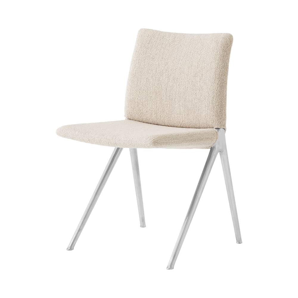 Chaise rembourrée Kape IF7 tissu beige - &tradition - Tissu beige (Barnum 101) / Pieds chromés - Aluminium, Bois certifié FSC, Mousse, Tissu