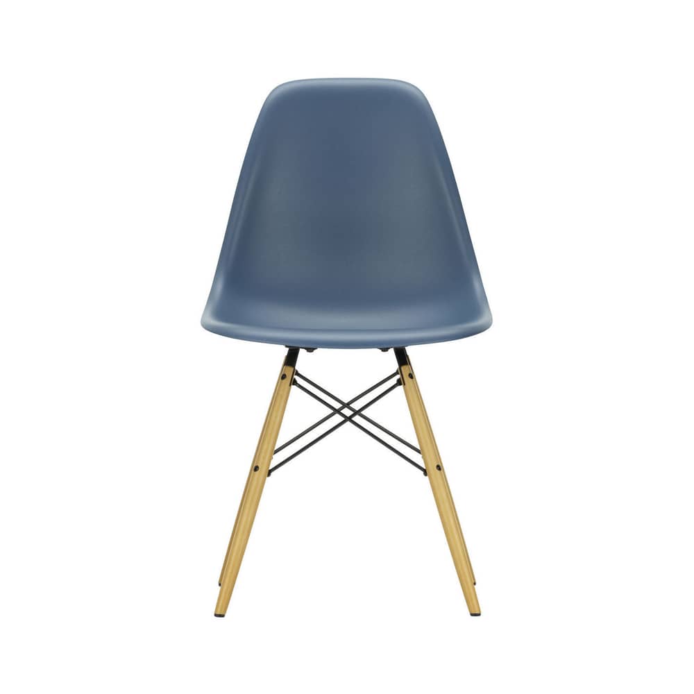 Chaise RE DSW - Eames Plastic Side Chair / (1950) - Pieds bois clair / Recyclé - Vitra - Bleu de mer / érable nuance jaune - Érable massif, Plastique recyclé post-consommation