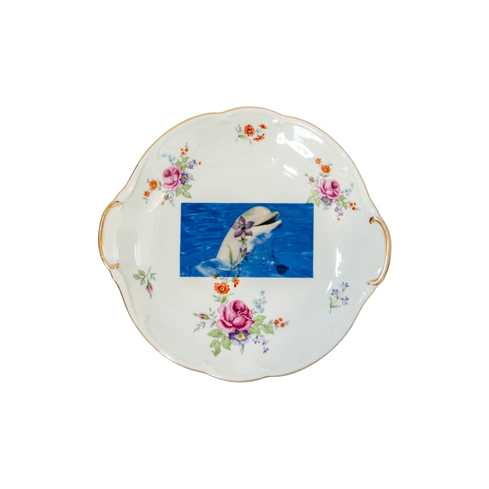 Plat 04,91_Tableware / Dauphin - Chiné et sérigraphié / Pièce unique - MARION MAILAENDER - Dauphin (modèle aléatoire) - Ceramic