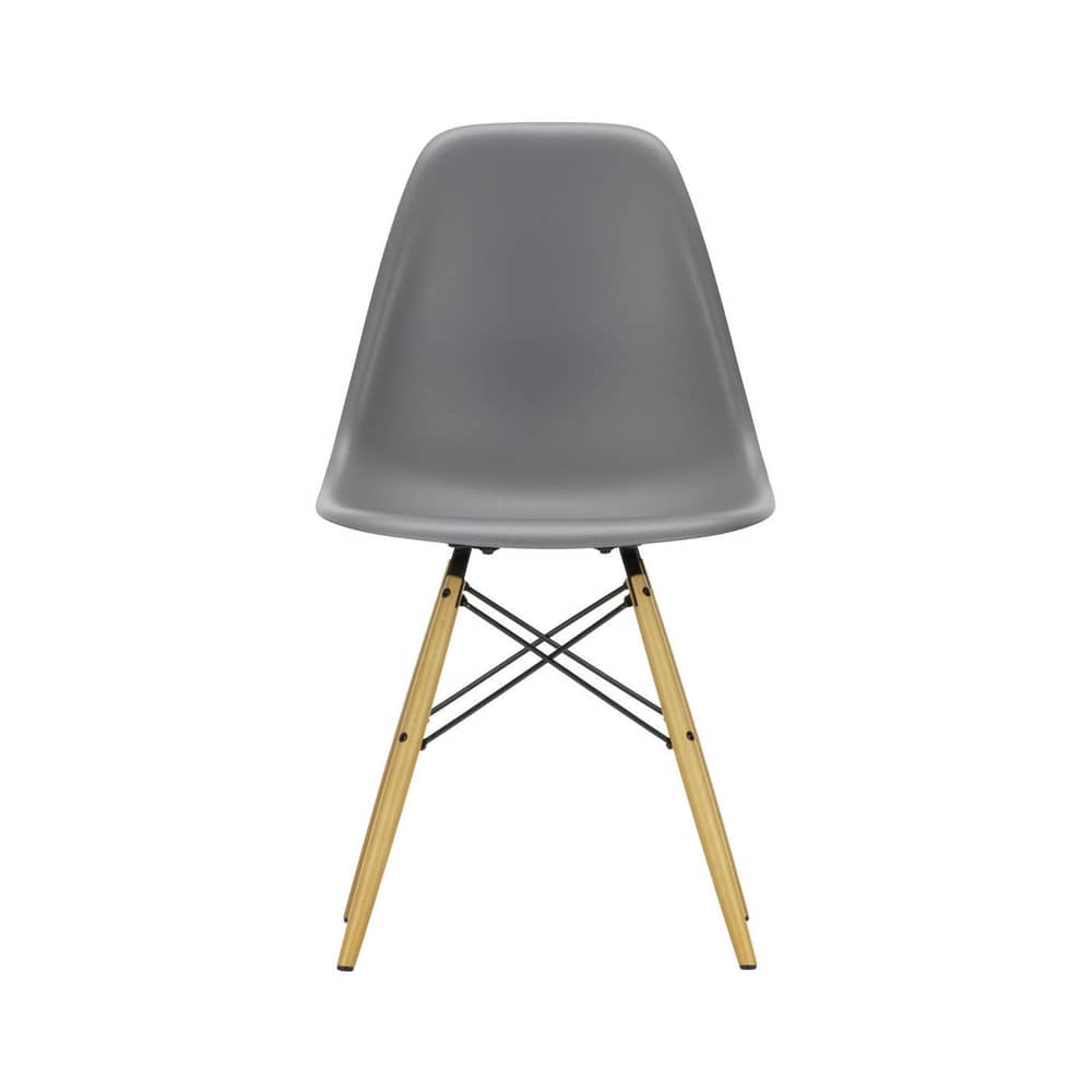 Chaise RE DSW - Eames Plastic Side Chair plastique gris / (1950) - Pieds bois clair / Recyclé - Vitra - Gris granit / érable nuance jaune - Érable massif, Plastique recyclé post-consommation