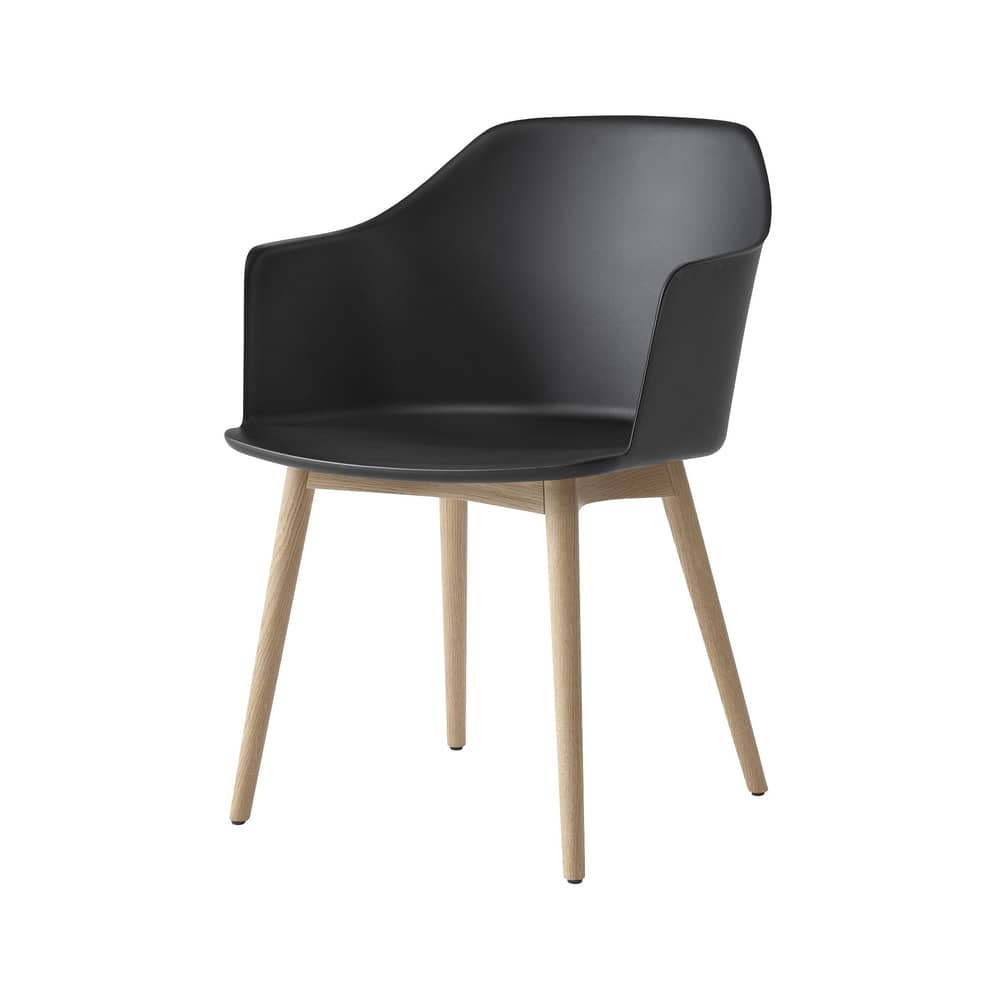 Fauteuil Rely HW76 plastique noir / Plastique recyclé & pieds bois - &tradition - Noir / Chêne - Chêne massif, Fibre de verre, Polypropylène recyclé