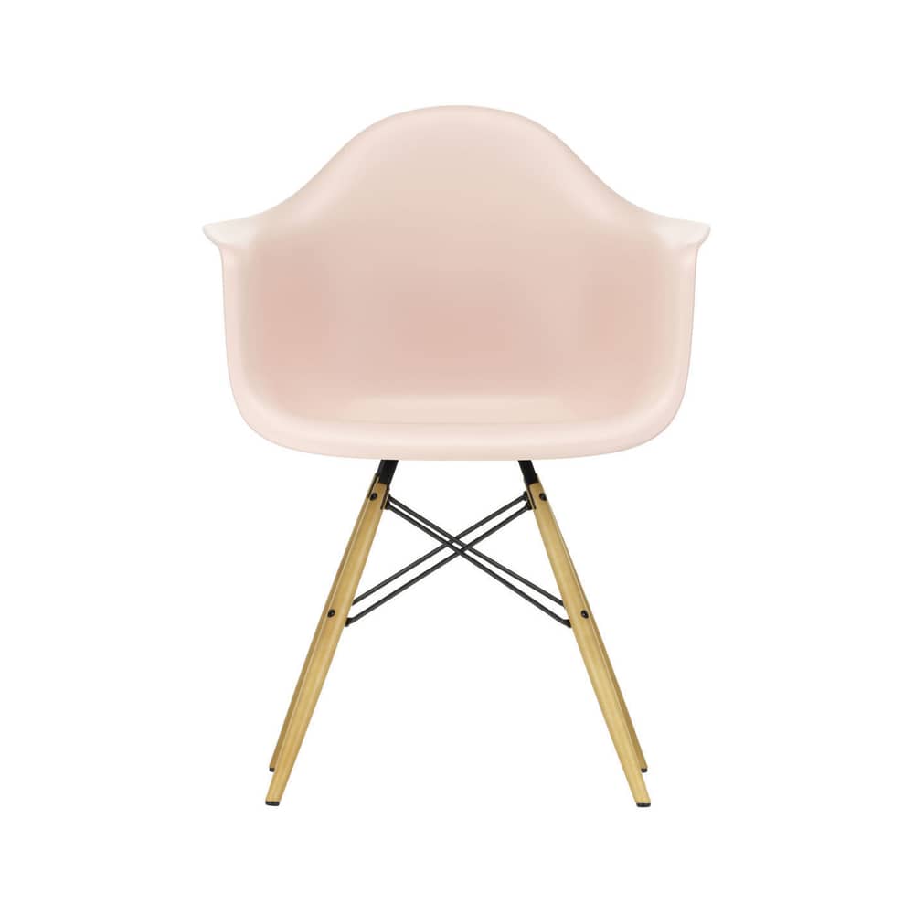 Sessel RE DAW - Eames Plastic Armchair plastikmaterial rosa / (1950) - Beine aus hellem Holz / recycelt - Vitra - Zartrosa / Ahorn Gelbton - Massivahorn, Recycelter Kunststoff (Post-Consumer)