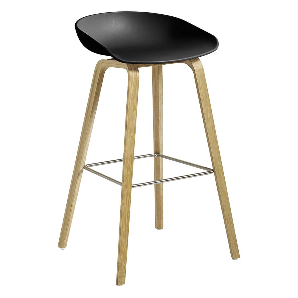 Sgabello bar About a stool AAS 32 materiale plastico nero / H 75 cm - Hay - Nero / Rovere laccato / Poggiapiedi in acciaio - Polipropilene, Rovere laccato