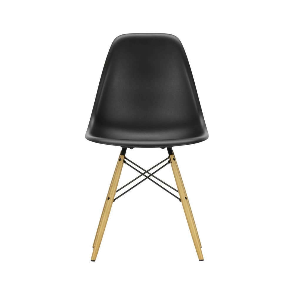 Chaise RE DSW - Eames Plastic Side Chair / (1950) - Pieds bois clair / Recyclé - Vitra - Noir / érable nuance jaune - Érable massif, Plastique recyclé post-consommation