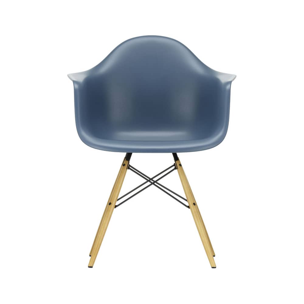 Sessel RE DAW - Eames Plastic Armchair plastikmaterial blau / (1950) - Beine aus hellem Holz / recycelt - Vitra - Meerblau / Ahorn Gelbton - Massivahorn, Recycelter Kunststoff (Post-Consumer)