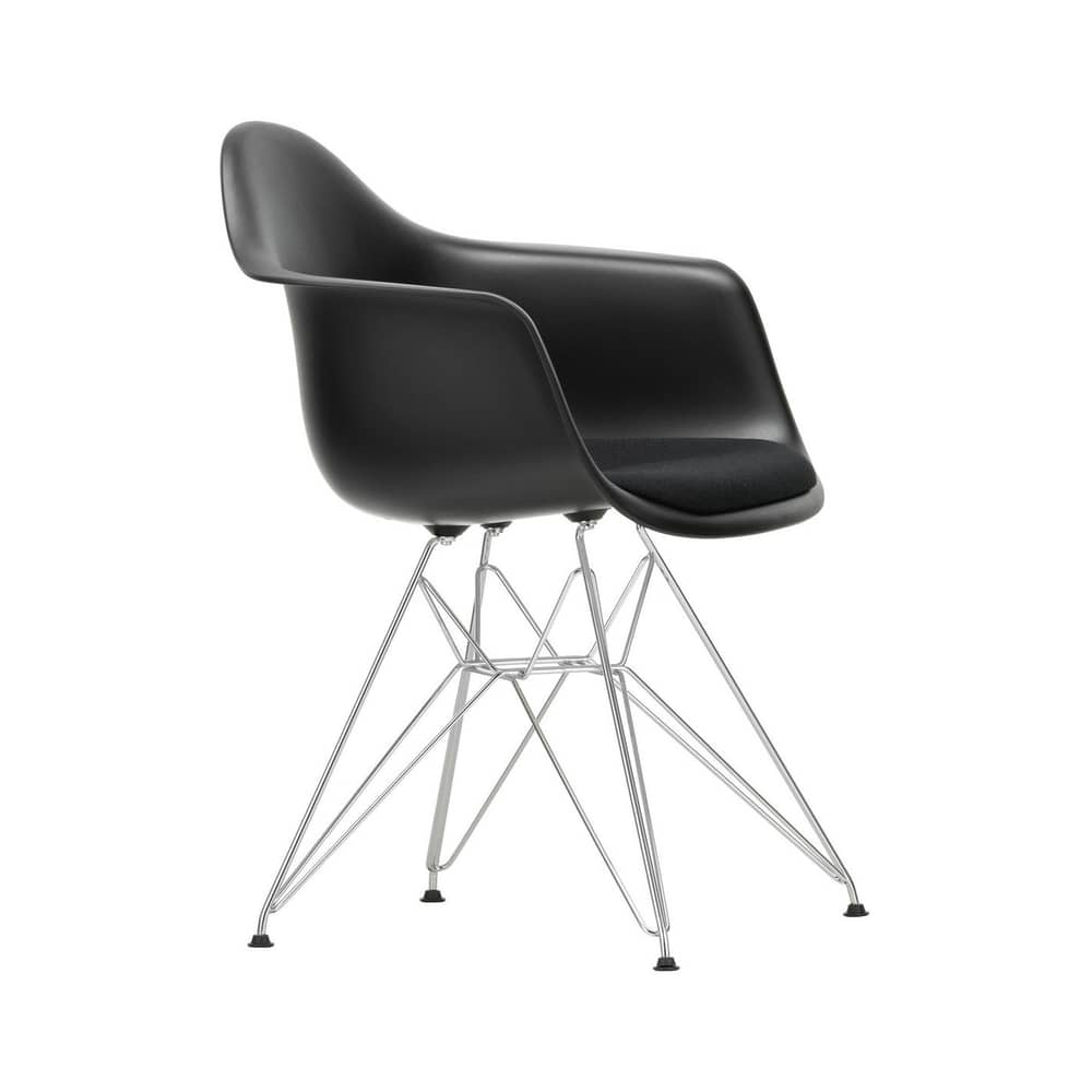 Poltrona RE DAR - Eames Plastic Armchair materiale plastico nero / (1950) - Gambe cromate - Seduta imbottita / Riciclata - Vitra - Nero / Cuscino nero / Base cromata - Acciaio cromato, Espanso, Plastica riciclata post-consumo, Tessuto