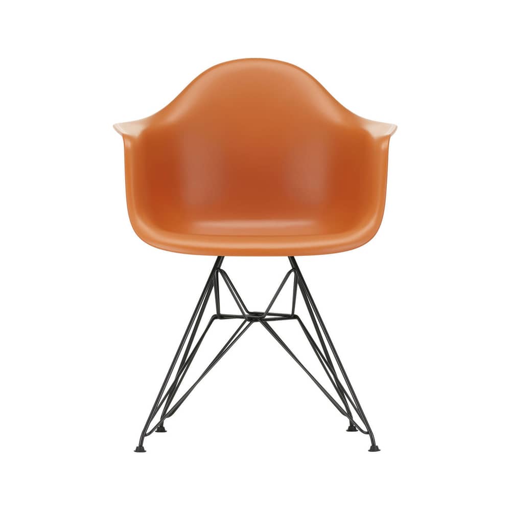 Poltrona RE DAR - Eames Plastic Armchair materiale plastico arancione / (1950) - Gambe nere / Riciclata - Vitra - Arancio ruggine / Gambe nere - Acciaio laccato, Plastica riciclata post-consumo