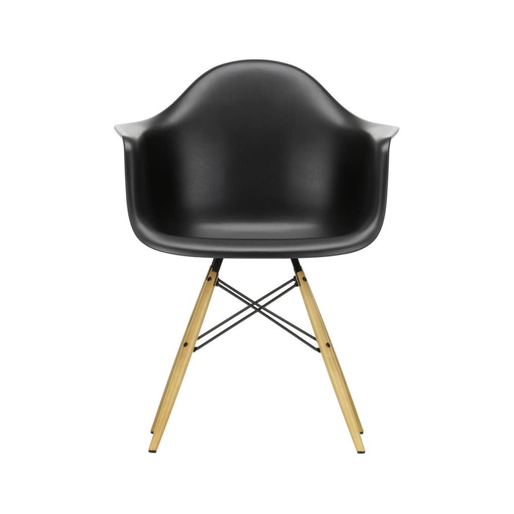 Sessel RE DAW - Eames Plastic Armchair plastikmaterial schwarz / (1950) - Beine aus hellem Holz / recycelt - Vitra - Schwarz / Ahorn Gelbton - Massivahorn, Recycelter Kunststoff (Post-Consumer)