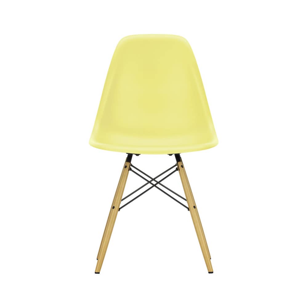 Chaise RE DSW - Eames Plastic Side Chair / (1950) - Pieds bois clair / Recyclé - Vitra - Citron / érable nuance jaune - Érable massif, Plastique recyclé post-consommation