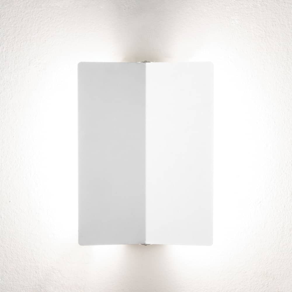 Wandleuchte  metall weiß mit gefalteter Drehklappe LED /Charlotte Perriand, 1965 - Nemo - Weiß - bemaltes Aluminium, bemaltes Metall