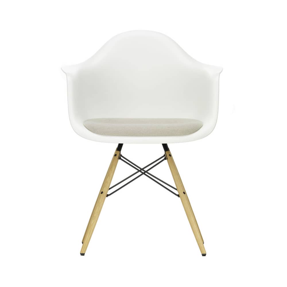Fauteuil DAW - Eames Plastic Armchair plastique blanc / (1950) - Galette d\'assise - Vitra - Blanc / Coussin ivoire - Érable, Mousse polyuréthane, Polypropylène, Tissu
