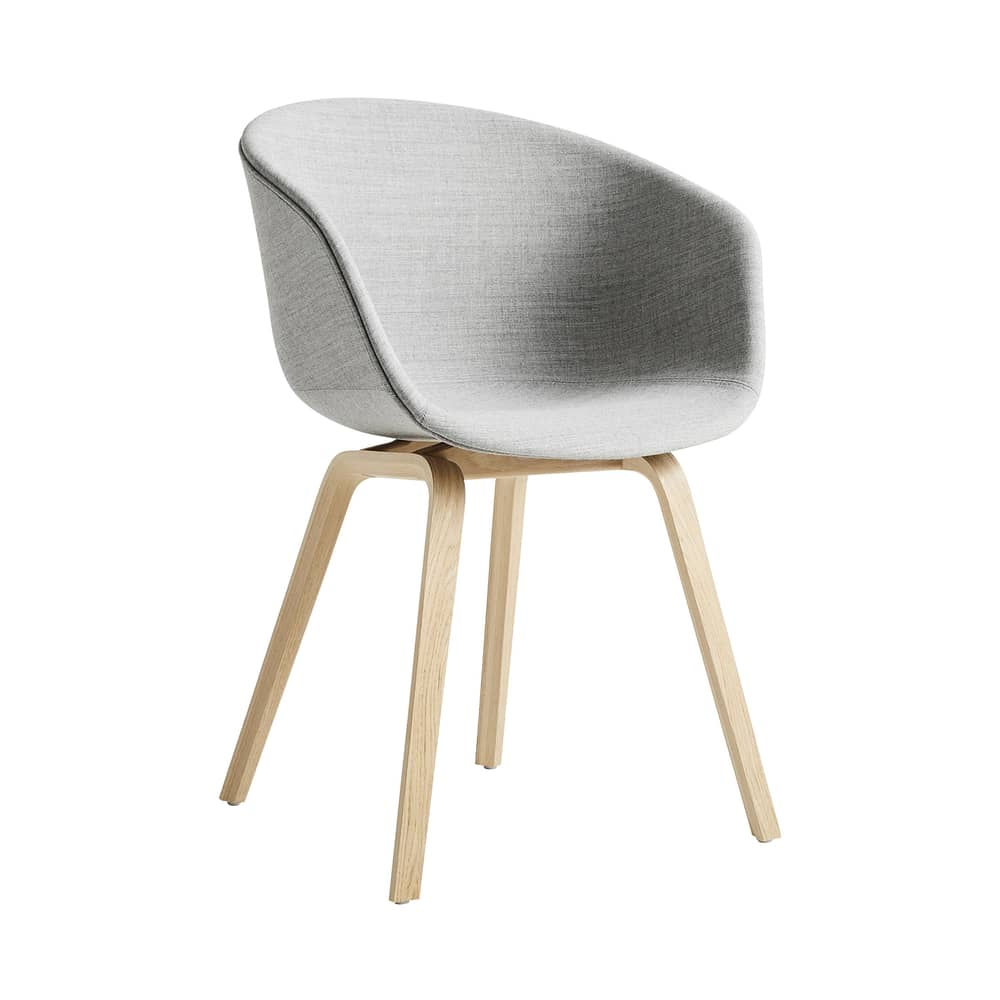 Gepolsterter Sessel About a chair AAC23 textil grau holz natur / Ganz mit Stoff & matt lackierter Eiche - Hay - Hellgrau (Remix 123) / Eiche matt lackiert -  Contreplaqué de chêne verni mat, Polypropylen, Schaumstoff, Stoff Remix