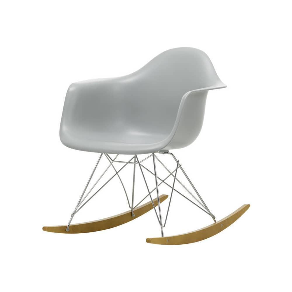 Rocking chair RE RAR - Eames Plastic Armchair materiale plastico grigio / (1950) - Riciclata - Vitra - Grigio chiaro / Base cromata / Legno chiaro - Acciaio cromato, Acero massiccio, Plastica riciclata post-consumo