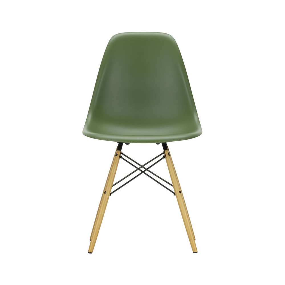Sedia RE DSW - Eames Plastic Side Chair materiale plastico verde / (1950) - Gambe legno chiaro / Riciclata - Vitra - Verde bosco/acero giallo - Acero massiccio, Plastica riciclata post-consumo