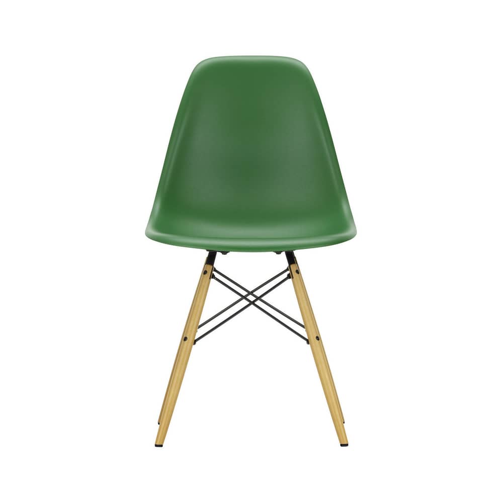 Stuhl RE DSW - Eames Plastic Side Chair plastikmaterial grün / (1950) - Beine aus hellem Holz / Recycled - Vitra - Smaragdgrün / Ahorn Gelbton - Massivahorn, Recycelter Kunststoff (Post-Consumer)