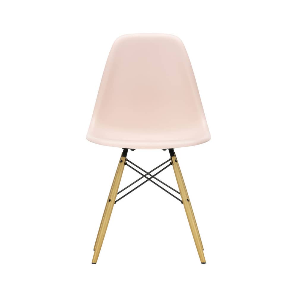 Stuhl RE DSW - Eames Plastic Side Chair plastikmaterial rosa / (1950) - Beine aus hellem Holz / recycelt - Vitra - Zartrosa / Ahorn Gelbton - Massivahorn, Recycelter Kunststoff (Post-Consumer)